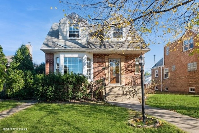 view of front of house featuring a front lawn