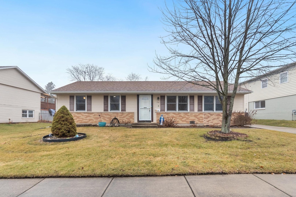 single story home featuring a front lawn