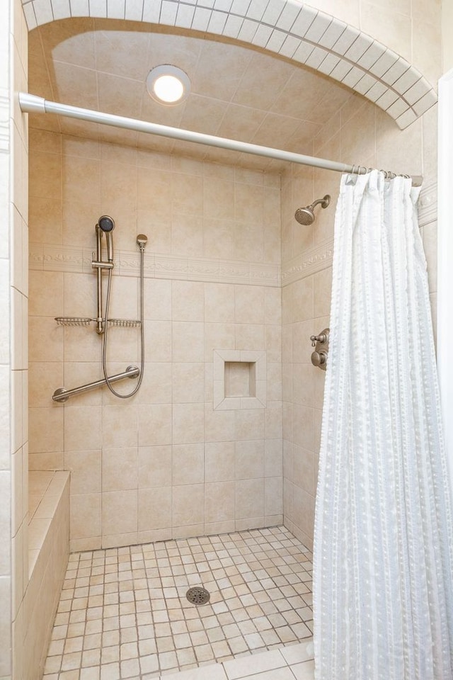 bathroom featuring a shower with curtain