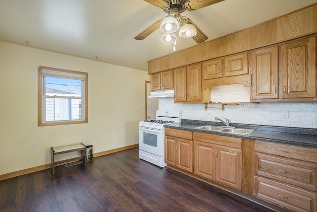 kitchen featuring dark hardwood / wood-style flooring, backsplash, white gas range, ceiling fan, and sink