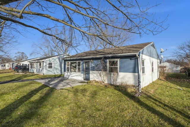 view of front of home with a patio and a front lawn