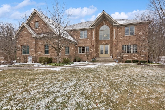 view of front of property featuring a lawn