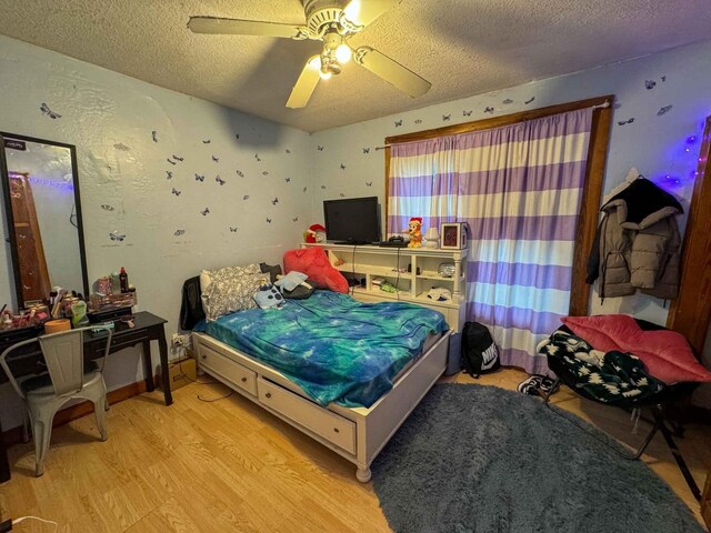 bedroom featuring a textured ceiling, light hardwood / wood-style flooring, and ceiling fan