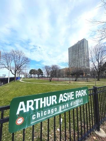 view of property's community featuring a lawn