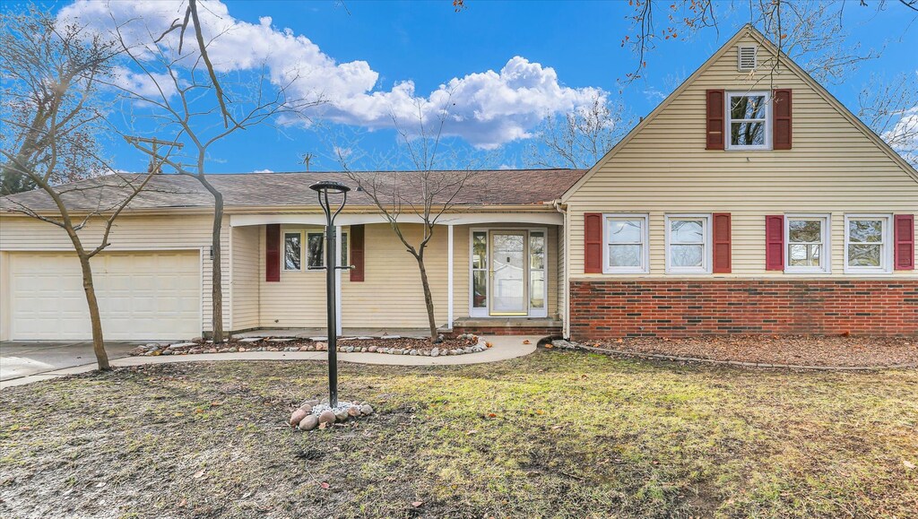 1001 S Mattis Ave, Champaign, IL 61821 - view of front facade with a garage