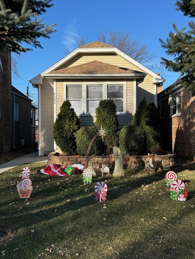 view of front facade featuring a front lawn