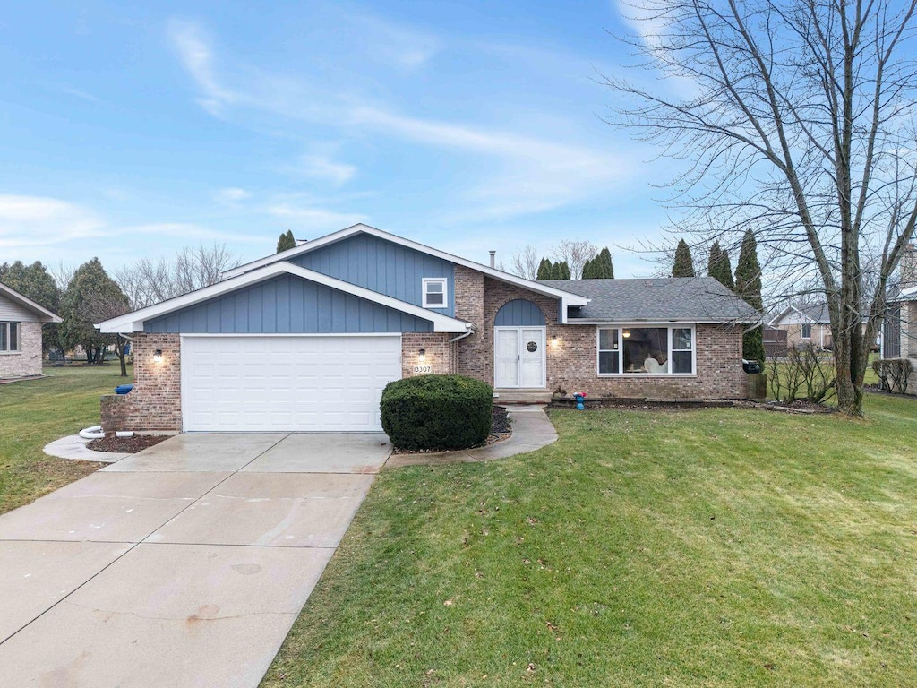 view of front facade featuring a front yard and a garage