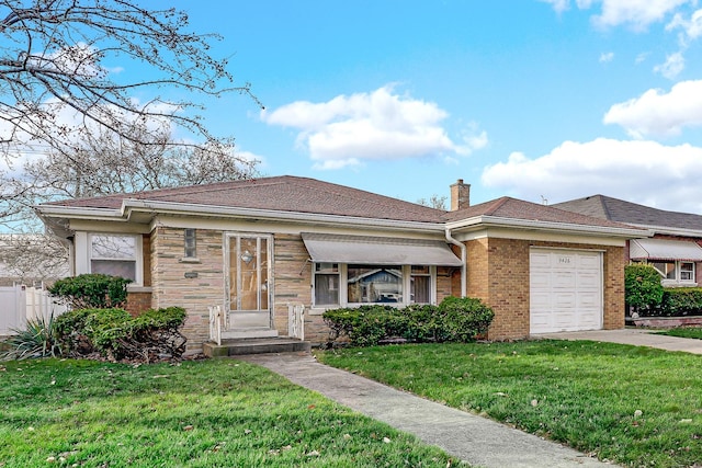 view of front of home featuring a front yard and a garage