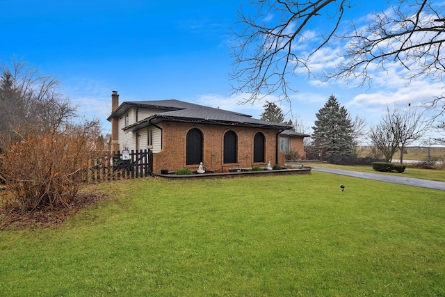 view of front of property featuring a front yard