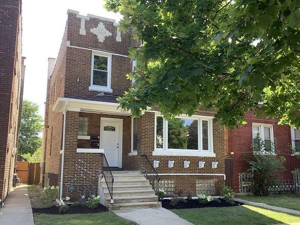 view of front of house with a front lawn