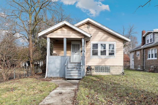 bungalow featuring a front lawn