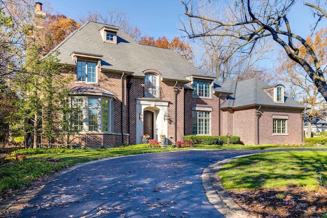 view of front of home with a front lawn