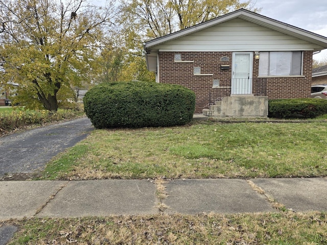 view of front of property featuring a front lawn