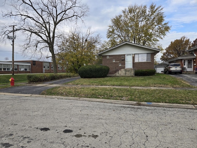 view of front facade featuring a front yard