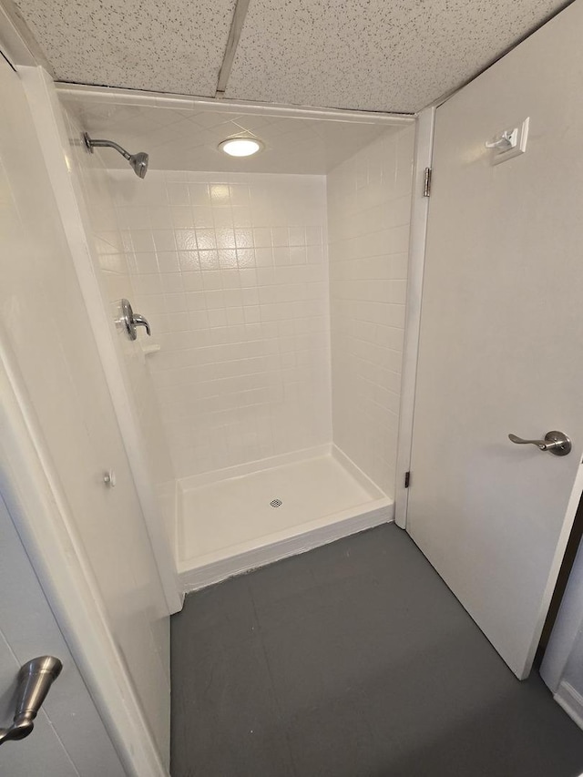 bathroom featuring a tile shower