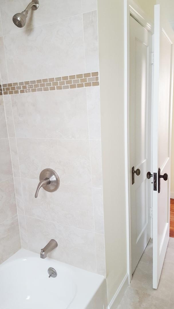 bathroom with tiled shower / bath combo