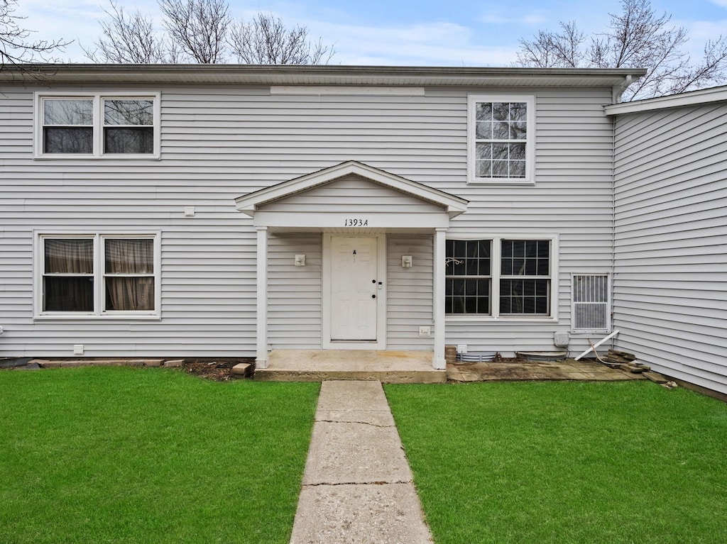 view of front of home featuring a front yard