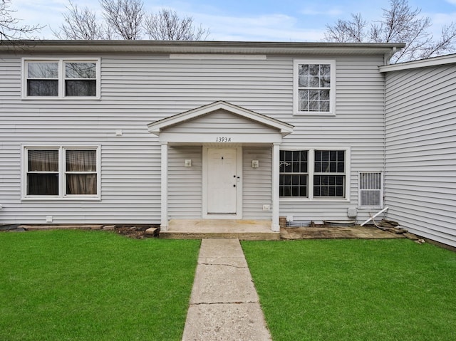 view of front of home featuring a front yard