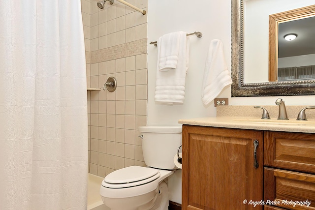 bathroom featuring a shower with curtain, vanity, and toilet