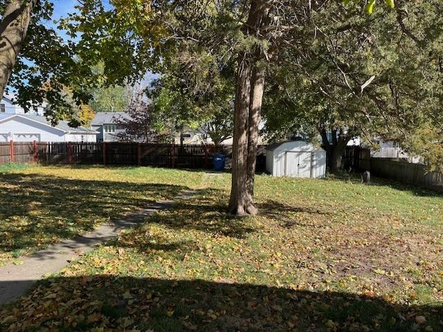 view of yard with a storage unit