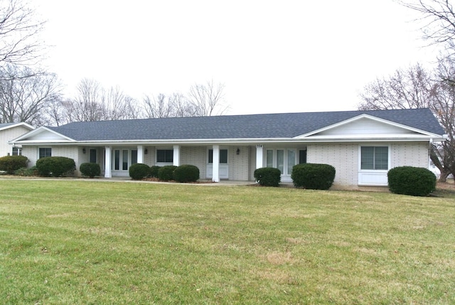 ranch-style home featuring a front lawn