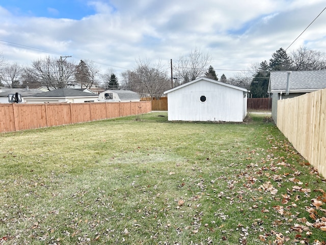 view of yard featuring a shed