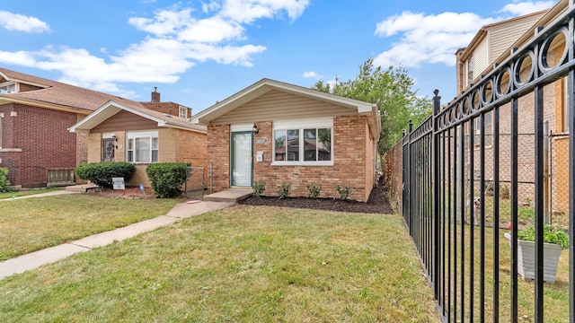 view of front of property featuring a front lawn