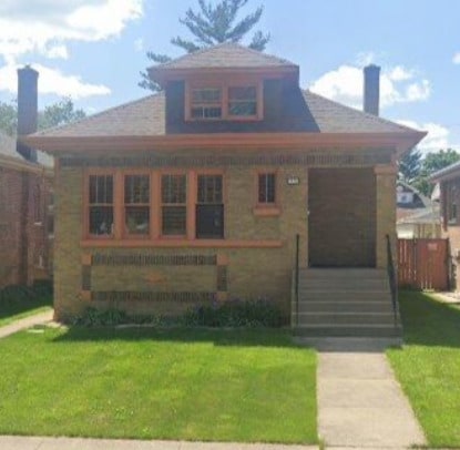 view of front of home featuring a front yard