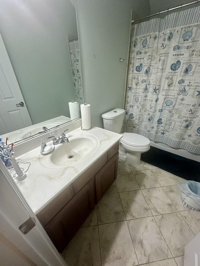 bathroom with a shower with curtain, vanity, and toilet