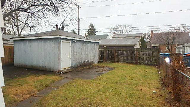 view of yard featuring a storage unit