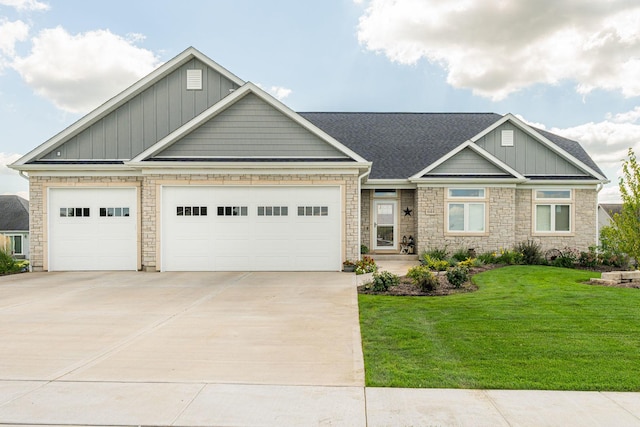 craftsman house featuring a front yard and a garage