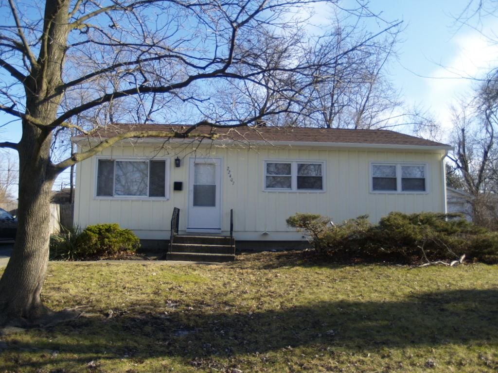 view of front of property featuring a front lawn