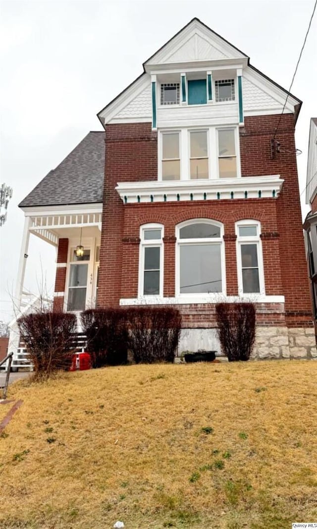 view of front of house featuring a front yard