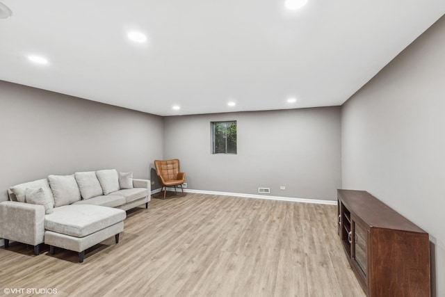 living area with light hardwood / wood-style flooring