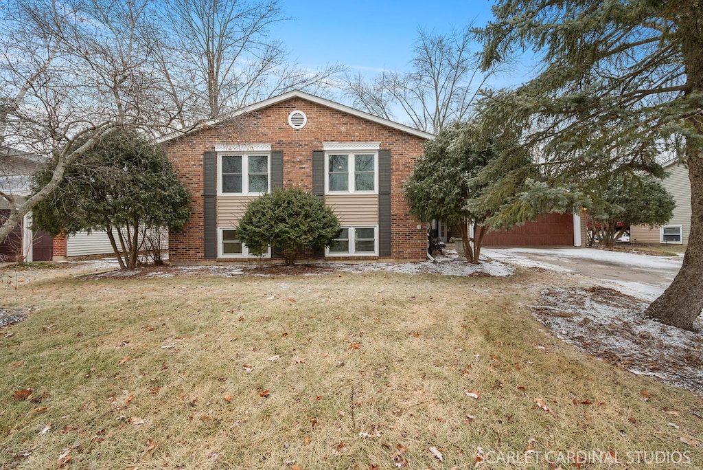 view of front of property featuring a front lawn