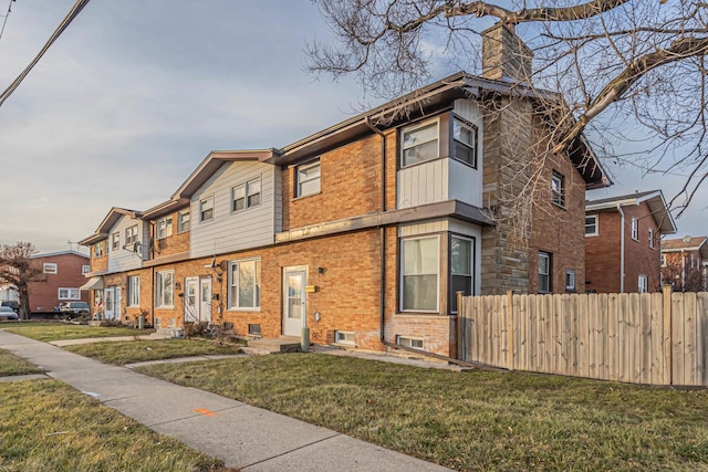 view of front of home featuring a front lawn