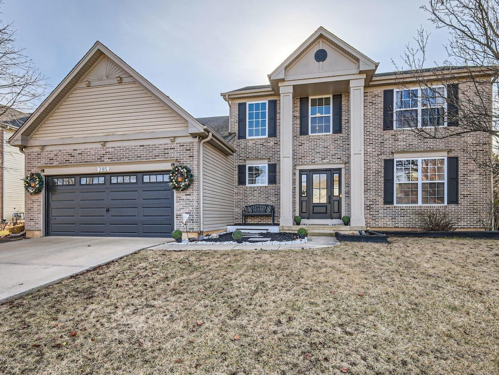 view of front facade featuring a front yard and a garage