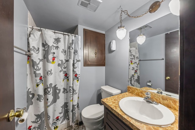 bathroom featuring a shower with curtain, vanity, and toilet