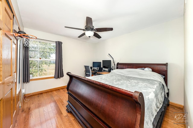 bedroom with light wood-style floors, baseboards, and a ceiling fan