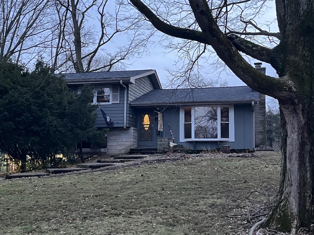 tri-level home featuring a front lawn