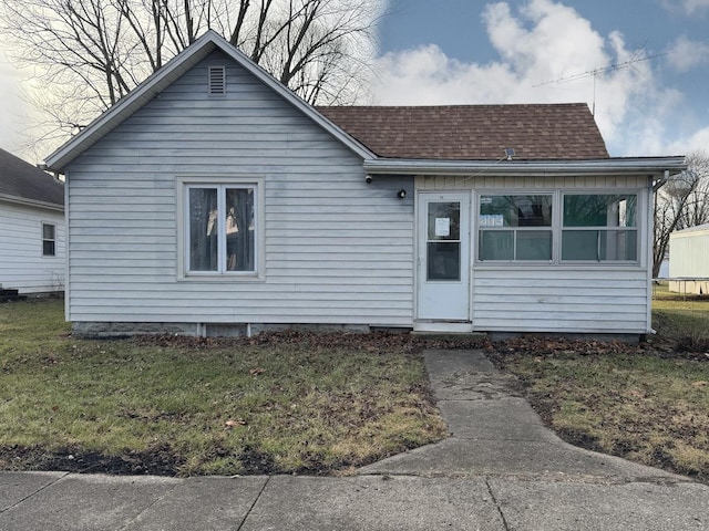 bungalow featuring a front lawn