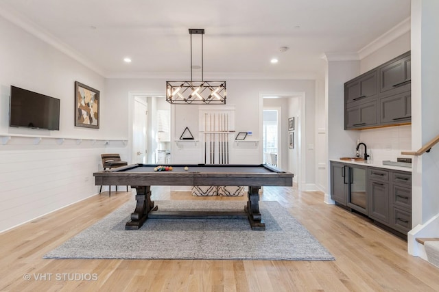 recreation room with sink, light wood-type flooring, billiards, and crown molding