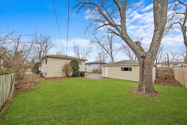 view of yard featuring an outdoor structure