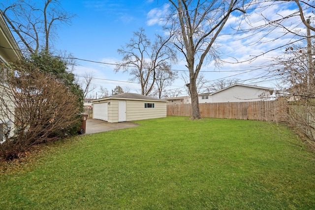 view of yard featuring an outdoor structure and a garage