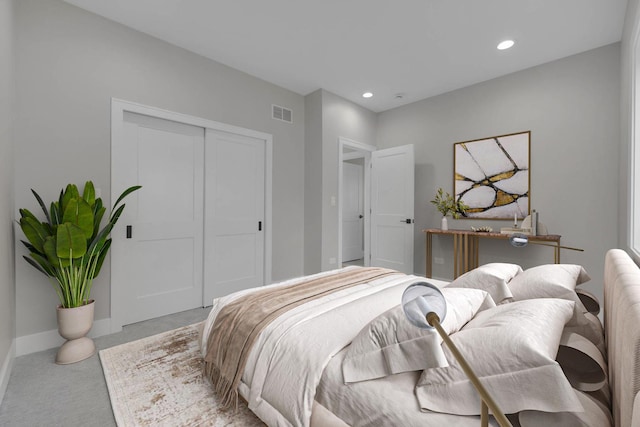 bedroom featuring recessed lighting, light carpet, visible vents, baseboards, and a closet