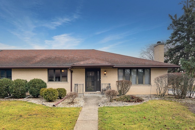 ranch-style home featuring a front lawn