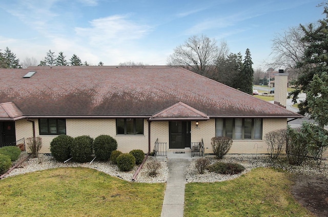 ranch-style house featuring a front lawn