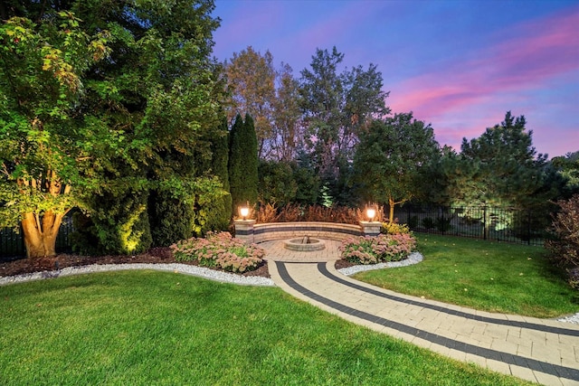 view of yard at dusk