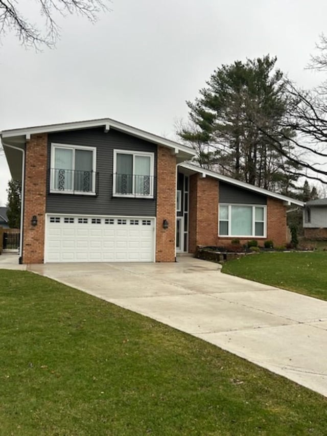 view of front of home featuring a front lawn and a garage