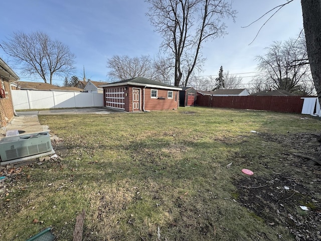 view of yard with an outbuilding